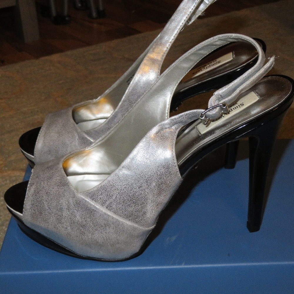 Simply Vera Rebecca Silver Open Toe Heels Size 8.5